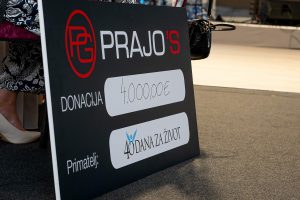 Donacijski ček Prajo's Grupe od 4.000 eura za inicijativu 40 dana za život