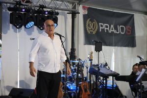Obraćanje domaćina na pozornici proslave 30 godina Prajo's Grupe