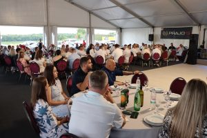 Uzvanici u svečanom šatoru na proslavi 30 godina Prajo's Grupe