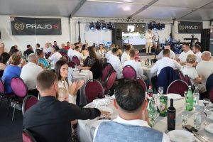 Uzvanici u svečanom šatoru na proslavi 30 godina Prajo's Grupe
