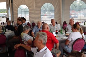 Uzvanici u svečanom šatoru na proslavi 30 godina Prajo's Grupe