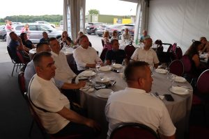 Uzvanici u svečanom šatoru na proslavi 30 godina Prajo's Grupe