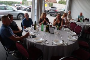 Uzvanici u svečanom šatoru na proslavi 30 godina Prajo's Grupe