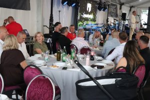 Uzvanici u svečanom šatoru na proslavi 30 godina Prajo's Grupe