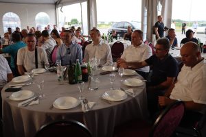 Uzvanici u svečanom šatoru na proslavi 30 godina Prajo's Grupe