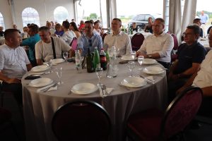 Uzvanici u svečanom šatoru na proslavi 30 godina Prajo's Grupe