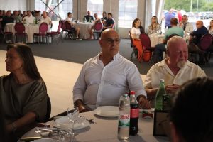 Uzvanici u svečanom šatoru na proslavi 30 godina Prajo's Grupe