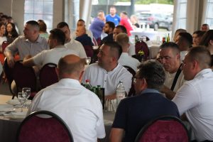 Uzvanici u svečanom šatoru na proslavi 30 godina Prajo's Grupe