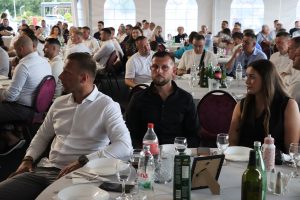 Uzvanici u svečanom šatoru na proslavi 30 godina Prajo's Grupe