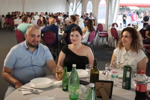 Uzvanici u svečanom šatoru na proslavi 30 godina Prajo's Grupe