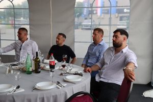 Gosti za stolom na proslavi 30. obljetnice Prajo's Grupe