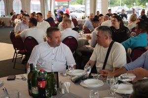 Gosti za stolom na proslavi 30. obljetnice Prajo's Grupe