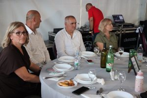 Gosti za stolom na proslavi 30. obljetnice Prajo's Grupe