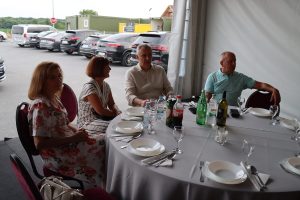 Gosti za stolom na proslavi 30. obljetnice Prajo's Grupe