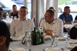 Gosti za stolom na proslavi 30. obljetnice Prajo's Grupe