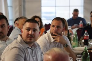 Gosti za stolom na proslavi 30. obljetnice Prajo's Grupe