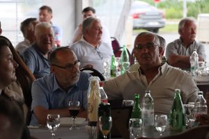 Gosti za stolom na proslavi 30. obljetnice Prajo's Grupe