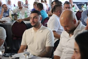 Gosti za stolom na proslavi 30. obljetnice Prajo's Grupe