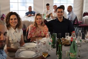 Gosti za stolom na proslavi 30. obljetnice Prajo's Grupe