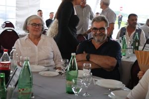 Gosti za stolom na proslavi 30. obljetnice Prajo's Grupe
