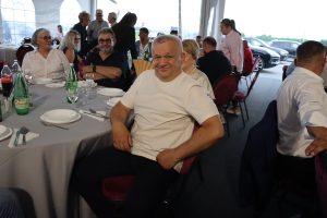 Gosti za stolom na proslavi 30. obljetnice Prajo's Grupe