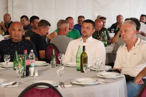 Gosti za stolom na proslavi 30. obljetnice Prajo's Grupe