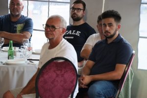 Gosti za stolom na proslavi 30. obljetnice Prajo's Grupe