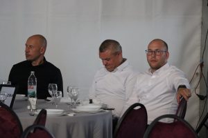 Gosti za stolom na proslavi 30. obljetnice Prajo's Grupe