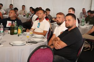 Gosti za stolom na proslavi 30. obljetnice Prajo's Grupe