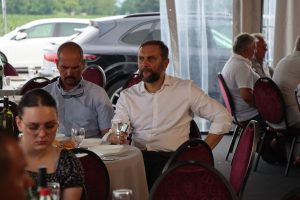 Gosti za stolom na proslavi 30. obljetnice Prajo's Grupe