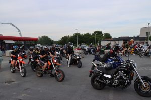 Sudionici 40. Moto alke na proslavi 30 godina Prajo's Grupe u Lukaču
