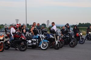 Sudionici 40. Moto alke na proslavi 30 godina Prajo's Grupe u Lukaču