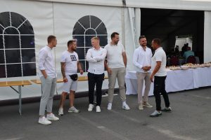 Dolazak gostiju na proslavu 30 godina Prajo's Grupe u Lukaču