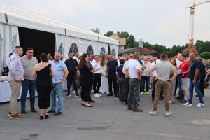 Dolazak gostiju na proslavu 30 godina Prajo's Grupe u Lukaču